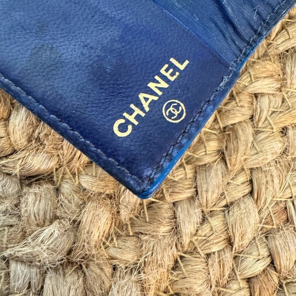 Chanel key case caviar leather with the iconic CC logo embossed on the front. - Picture 8 of 15